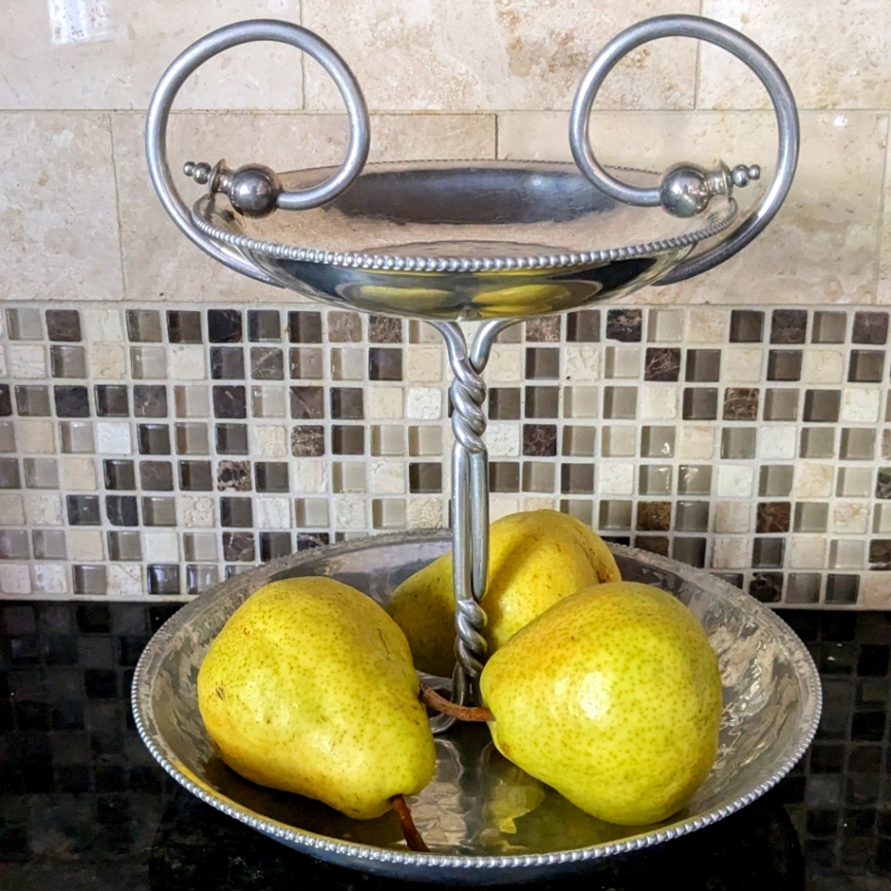 Pretty Vintage Buenilum 2 tier Stand